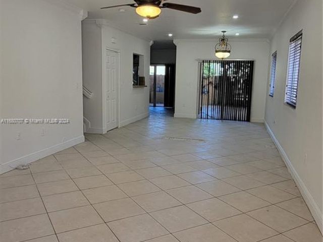 Продажа дома по адресу 3377 NE 4th St - фото 5726625