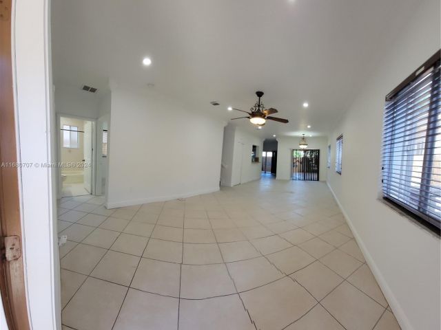 Продажа дома по адресу 3377 NE 4th St - фото 5726626