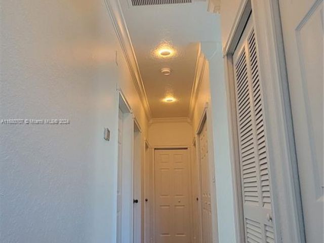 Продажа дома по адресу 3377 NE 4th St - фото 5726627