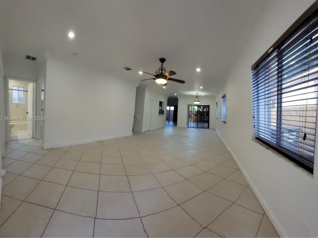 Продажа дома по адресу 3377 NE 4th St - фото 5726629