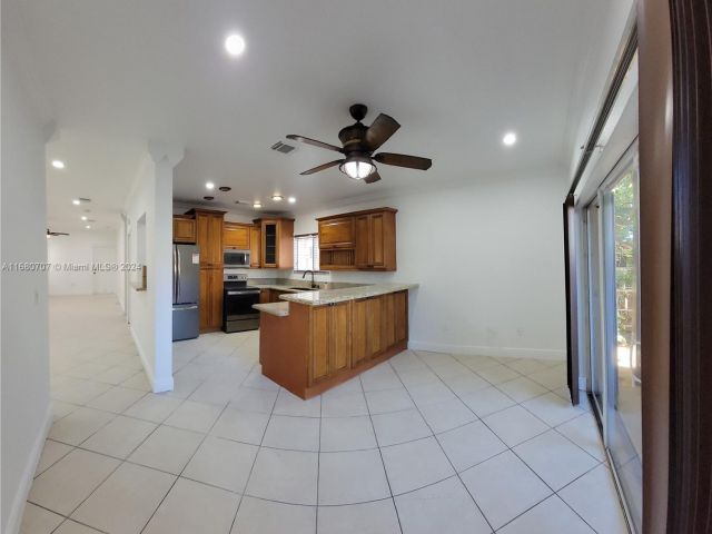 Продажа дома по адресу 3377 NE 4th St - фото 5726630