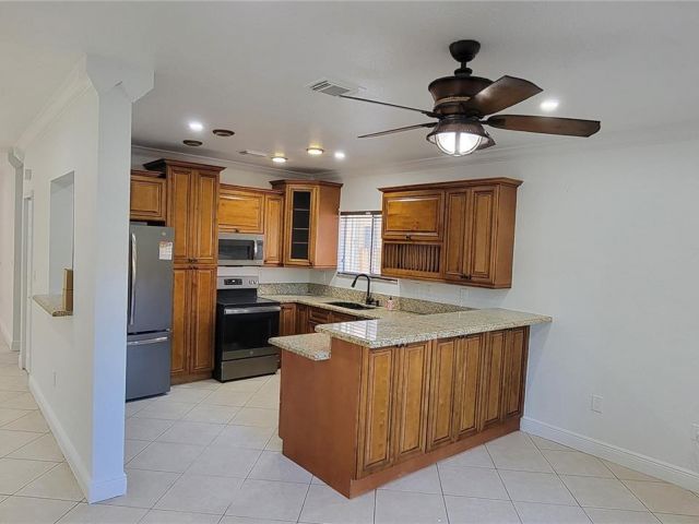 Продажа дома по адресу 3377 NE 4th St - фото 5726631