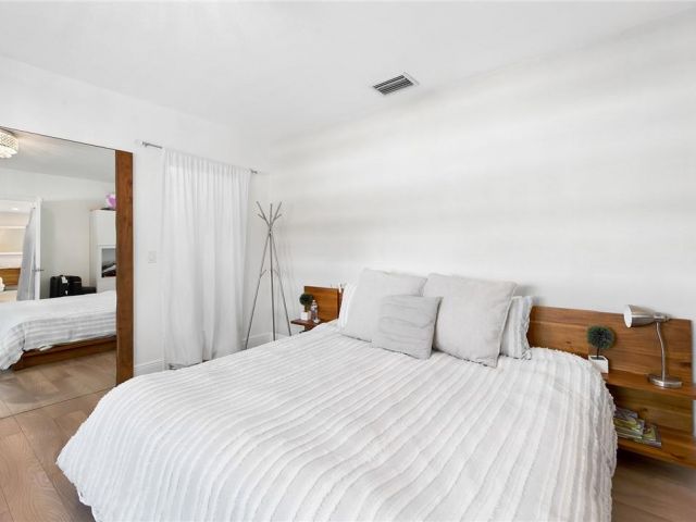 Продажа дома по адресу 2801 NE 59th St - фото 5761687