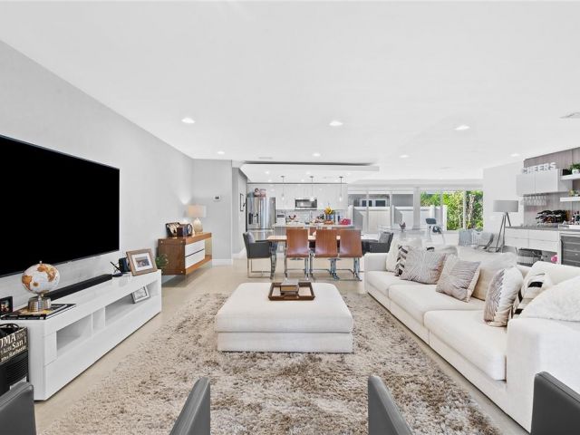 Продажа дома по адресу 2801 NE 59th St - фото 5761689