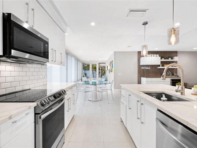 Продажа дома по адресу 2801 NE 59th St - фото 5761692