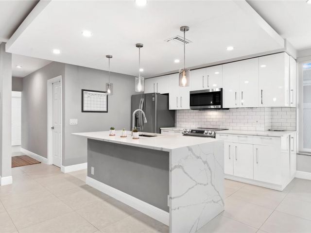 Продажа дома по адресу 2801 NE 59th St - фото 5761695