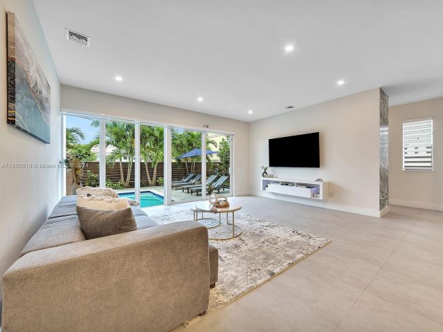 Продажа дома по адресу 1808 Coral Ridge Dr 1808 - фото 5569701