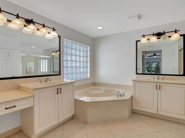 Продажа дома по адресу 6560 Hermosa Beach Lane - фото 5878116