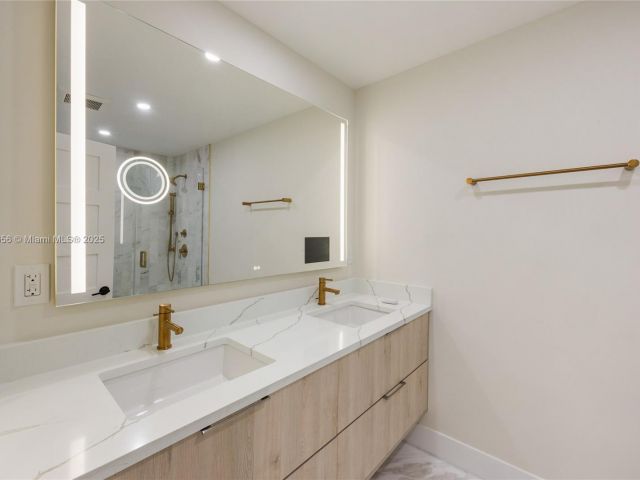 Продажа дома по адресу 1231 Van Buren St - фото 5616479