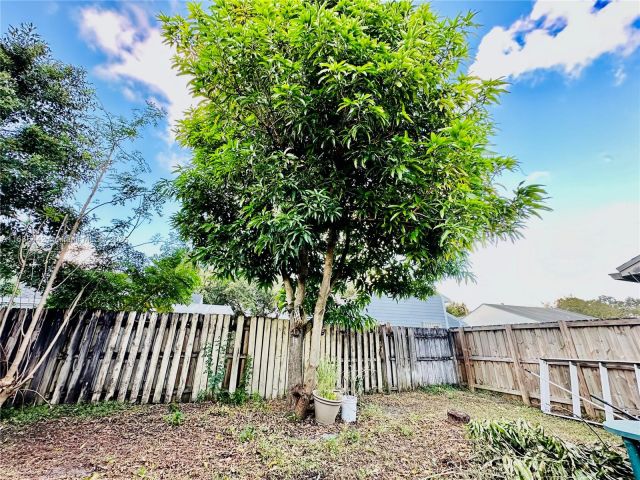 Продажа дома по адресу 8615 SW 15th St - фото 5549341