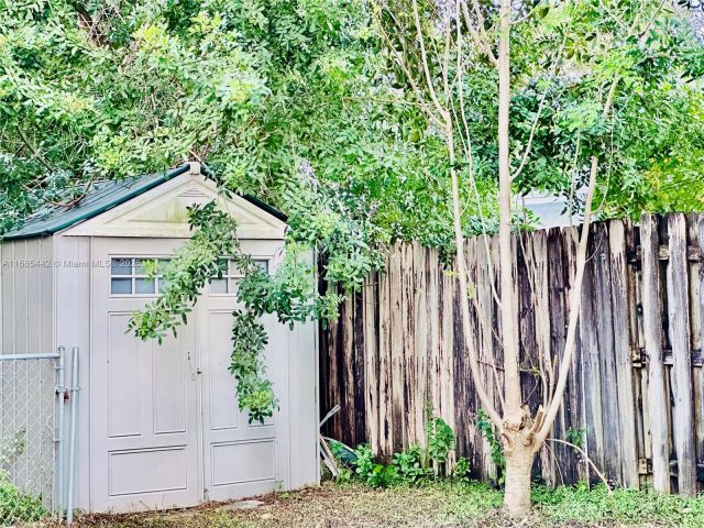 Продажа дома по адресу 8615 SW 15th St - фото 5549342