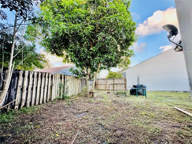 Продажа дома по адресу 8615 SW 15th St - фото 5549343