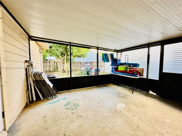 Продажа дома по адресу 8615 SW 15th St - фото 5549345