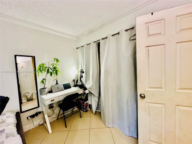 Продажа дома по адресу 8615 SW 15th St - фото 5549349