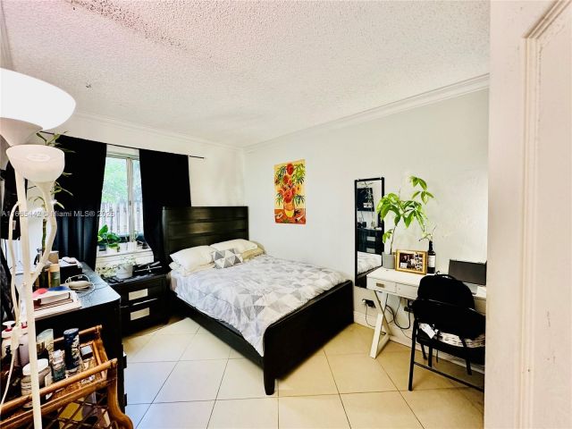 Продажа дома по адресу 8615 SW 15th St - фото 5549350