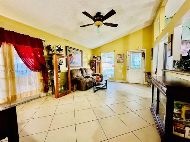 Продажа дома по адресу 8615 SW 15th St - фото 5549351