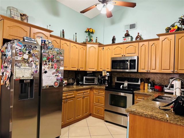 Продажа дома по адресу 8615 SW 15th St - фото 5549352