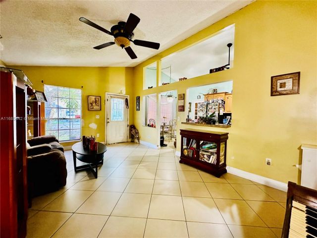 Продажа дома по адресу 8615 SW 15th St - фото 5549353