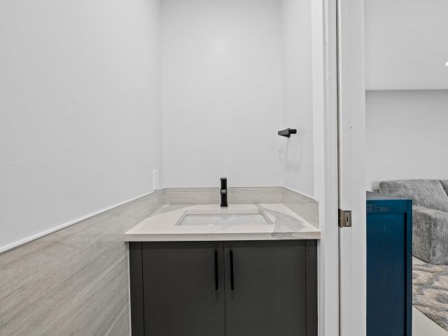 Продажа дома по адресу 2171 SW 23rd Ave - фото 6123344