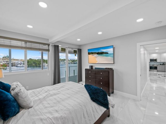 Продажа дома по адресу 2171 SW 23rd Ave - фото 6123345