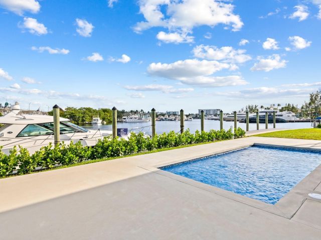 Продажа дома по адресу 2171 SW 23rd Ave - фото 6123346