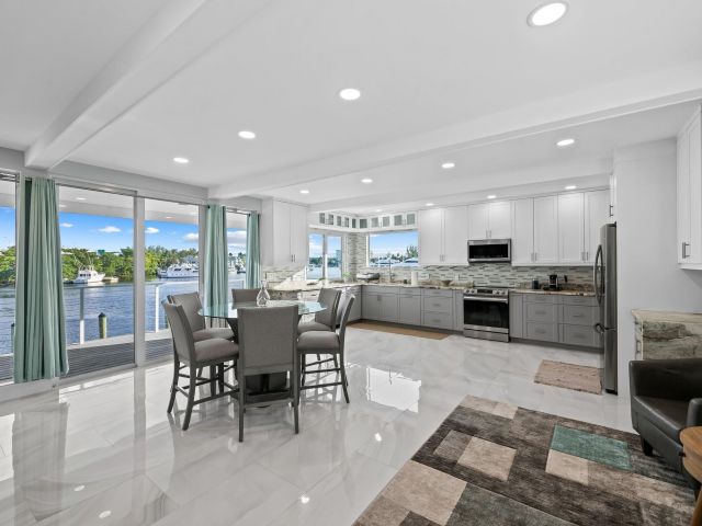 Продажа дома по адресу 2171 SW 23rd Ave - фото 6123350