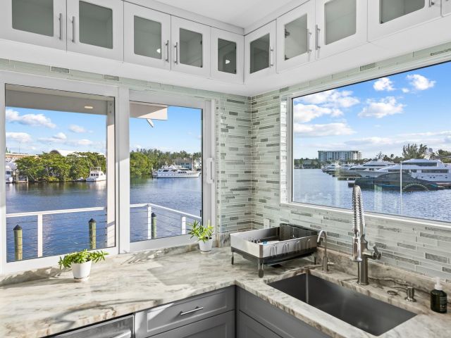 Продажа дома по адресу 2171 SW 23rd Ave - фото 6123351