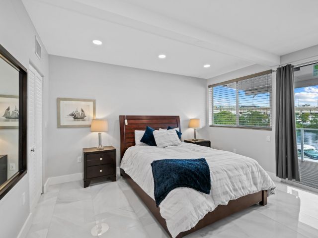 Продажа дома по адресу 2171 SW 23rd Ave - фото 6123355