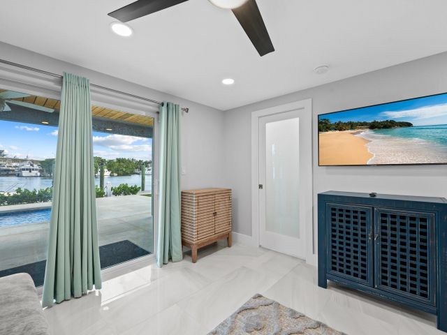 Продажа дома по адресу 2171 SW 23rd Ave - фото 6123356