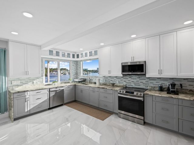 Продажа дома по адресу 2171 SW 23rd Ave - фото 6123360