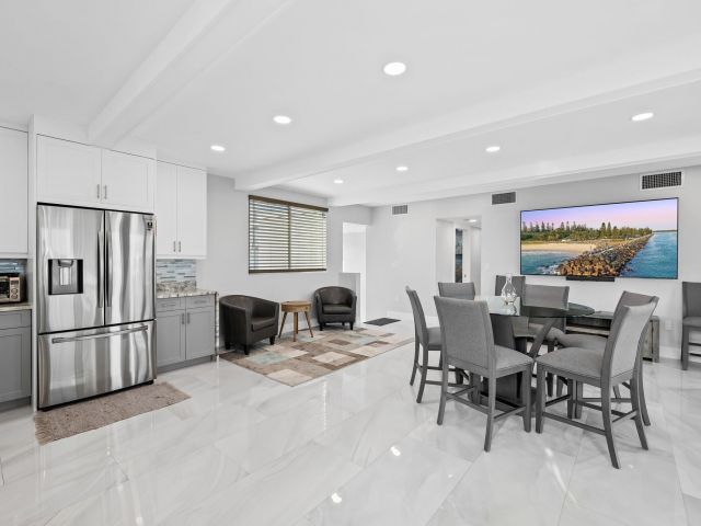 Продажа дома по адресу 2171 SW 23rd Ave - фото 6123361