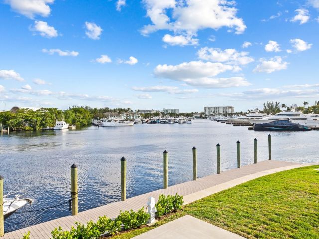 Продажа дома по адресу 2171 SW 23rd Ave - фото 6123363