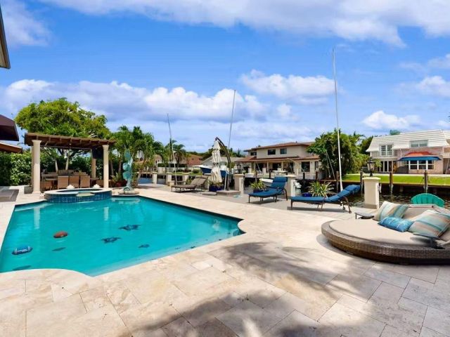 Продажа дома по адресу 3030 NE 45th St - фото 6280937