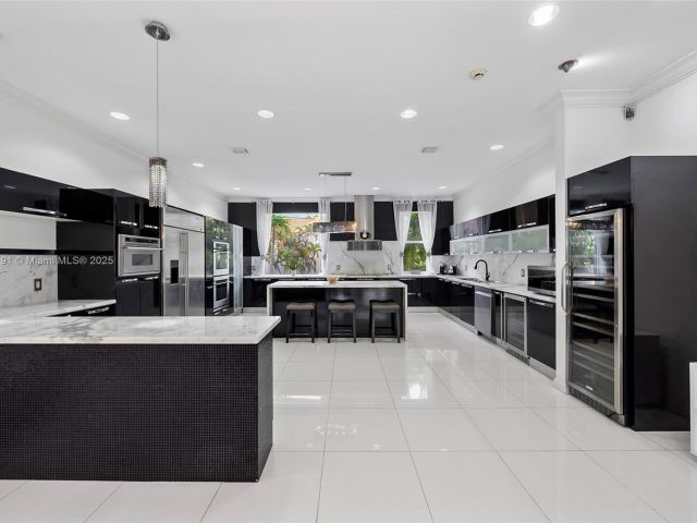 Продажа дома по адресу 19555 NE 37th Ave - фото 5561890