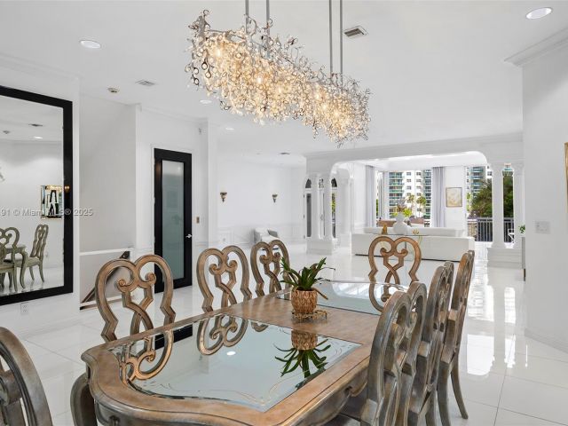 Продажа дома по адресу 19555 NE 37th Ave - фото 5561891