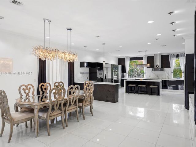 Продажа дома по адресу 19555 NE 37th Ave - фото 5561892