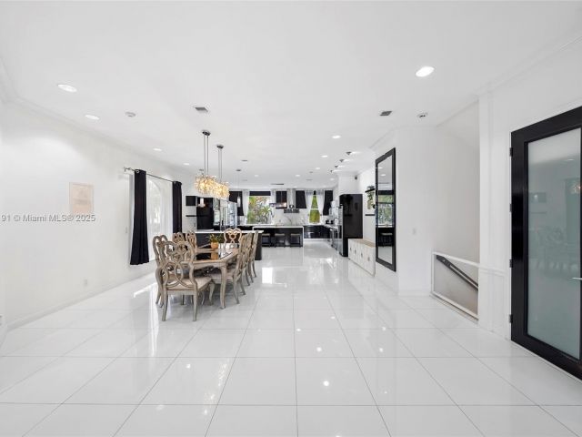 Продажа дома по адресу 19555 NE 37th Ave - фото 5561893