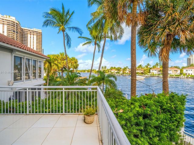 Продажа дома по адресу 19555 NE 37th Ave - фото 5561894