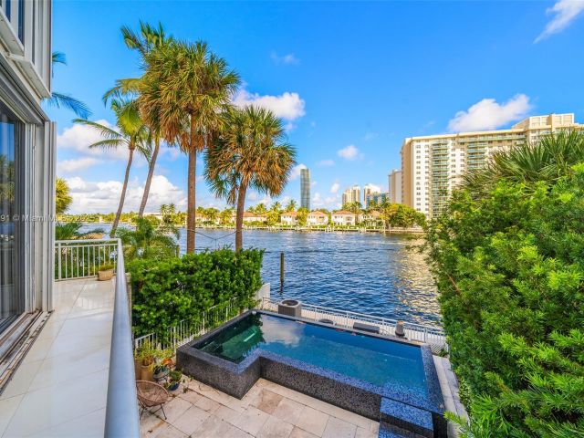 Продажа дома по адресу 19555 NE 37th Ave - фото 5561895