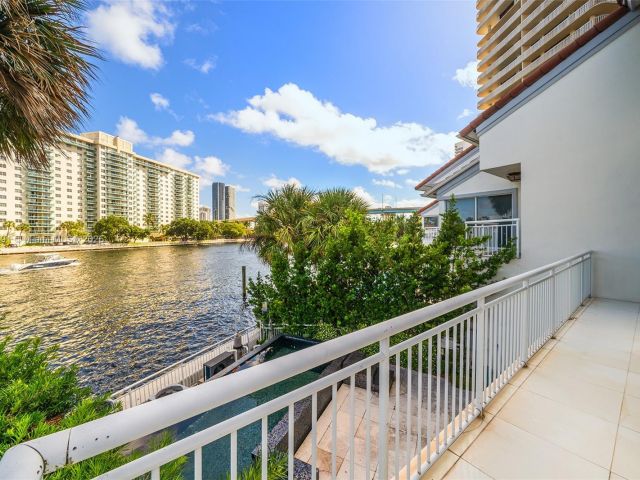 Продажа дома по адресу 19555 NE 37th Ave - фото 5561896