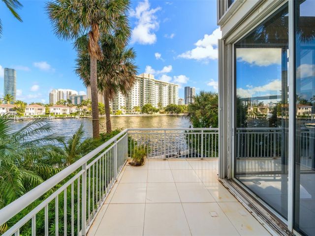 Продажа дома по адресу 19555 NE 37th Ave - фото 5561897