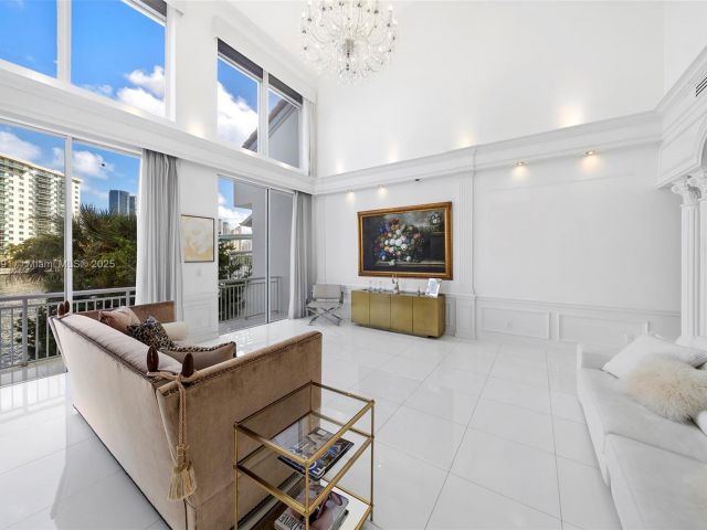 Продажа дома по адресу 19555 NE 37th Ave - фото 5561898