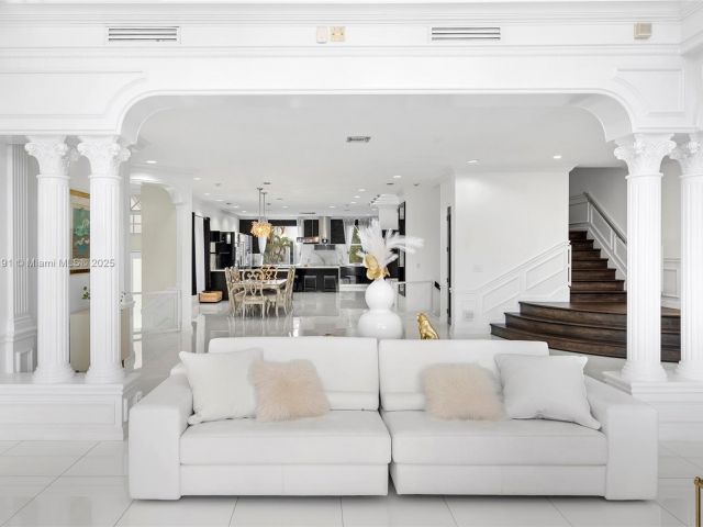 Продажа дома по адресу 19555 NE 37th Ave - фото 5561899