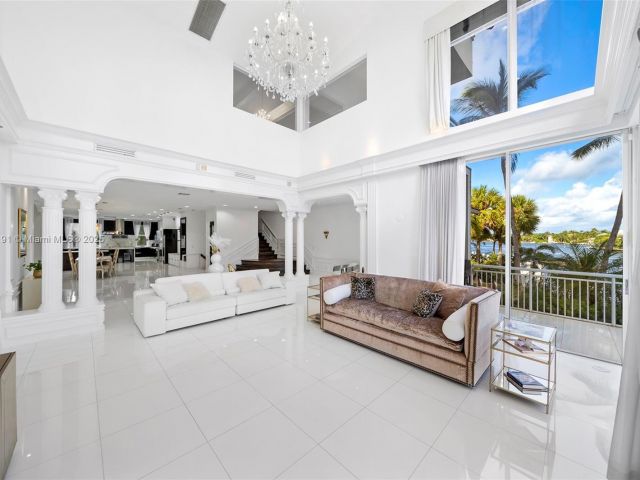 Продажа дома по адресу 19555 NE 37th Ave - фото 5561900