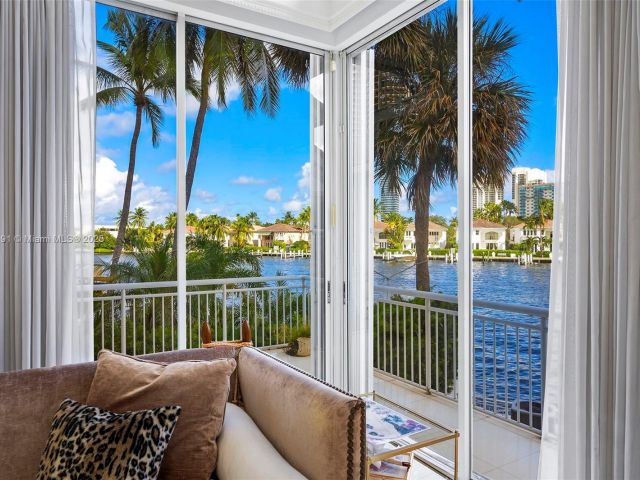 Продажа дома по адресу 19555 NE 37th Ave - фото 5561901