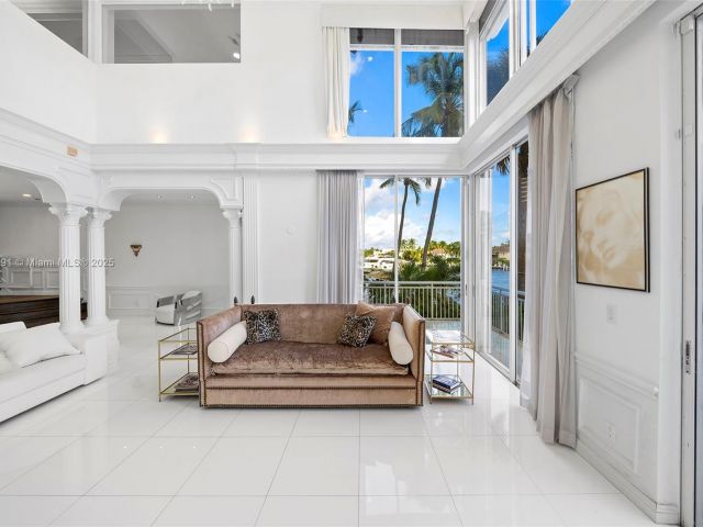 Продажа дома по адресу 19555 NE 37th Ave - фото 5561902