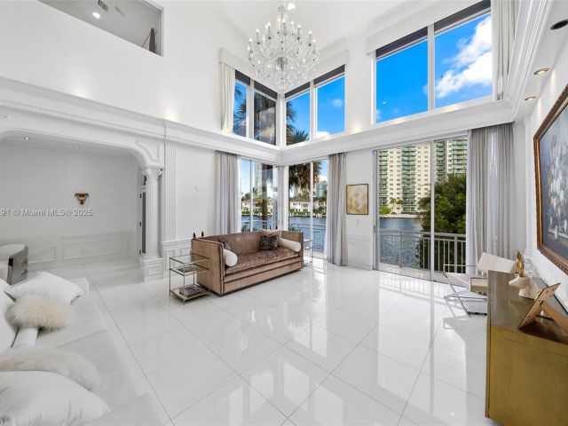 Продажа дома по адресу 19555 NE 37th Ave - фото 5561903