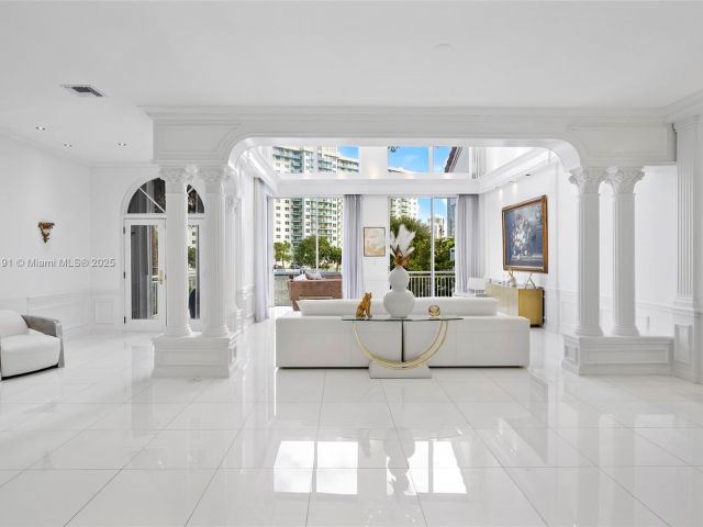 Продажа дома по адресу 19555 NE 37th Ave - фото 5561904