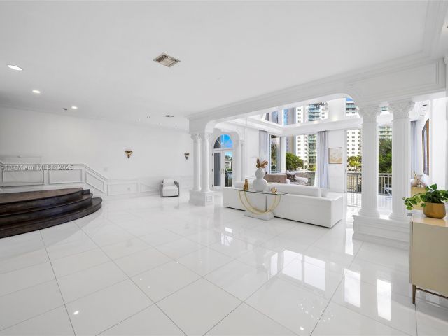 Продажа дома по адресу 19555 NE 37th Ave - фото 5561905