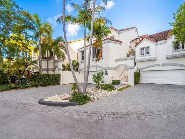 Продажа дома по адресу 19555 NE 37th Ave - фото 5561909